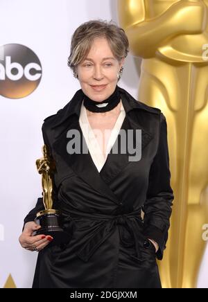 Milena Canonero mit dem Preis für das beste Kostümdesign für das "Grand Budapest Hotel" im Pressesaal der 87. Academy Awards, die am 22. Februar 2015 im Dolby Theater in Hollywood, Los Angeles, CA, USA, verliehen wurden. Stockfoto