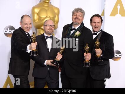 Ian Hunter, Scott Fisher, Andrew Lockley und Paul Franklin mit der Auszeichnung für visuelle Effekte für "Interstellar" im Presseraum der 87. Academy Awards, die am 22. Februar 2015 im Dolby Theater in Hollywood, Los Angeles, CA, USA, abgehalten wurden. Stockfoto