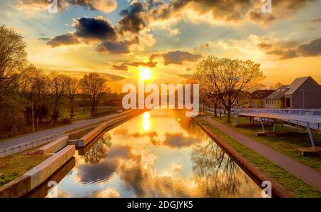 Dramatischer und faszinierender farbenprächtiger Sonnenuntergang über einem Kanal Stockfoto