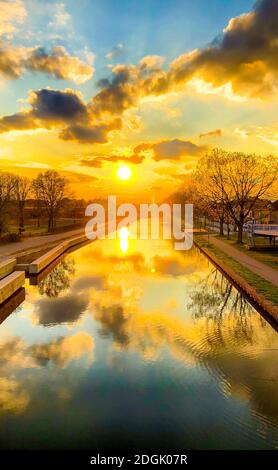 Dramatischer und faszinierender farbenprächtiger Sonnenuntergang über einem Kanal Stockfoto