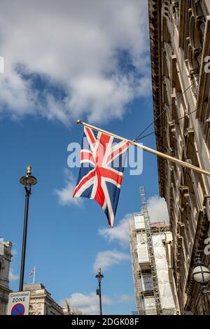 Union Jack - britische Flagge, Großbritannien hängt von der Fassade eines historischen Gebäudes in London Stockfoto