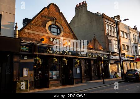 Öffnen Sie Wetherspoon Pub in Southend on Sea, Essex, Großbritannien, da das Land weiter aus dem Lockdown. Der Letzte Beitrag. Bar Stockfoto