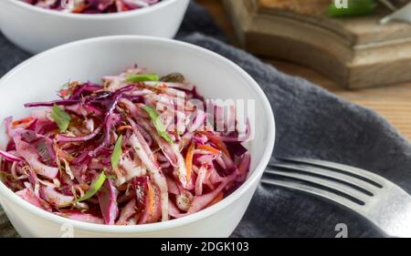 Coleslaw Salat mit frischem Kohl und grünen Zwiebeln. Stockfoto