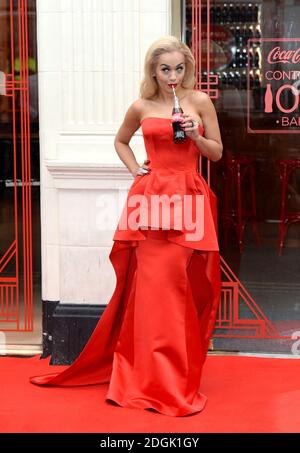 Die britische Sängerin Rita Ora nimmt an der Eröffnung der Coca-Cola Contour Centenary Bar Teil, die 100 Jahre Coca-Cola-Flasche in London feiert Stockfoto