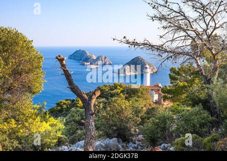 Gelidonya Leuchtturm in Karaoz, Antalya, Türkei mit Blick auf das Mittelmeer und drei Inseln auf lykischen Weg. Stockfoto