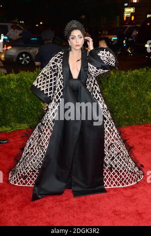 Lady Gaga beim Besuch des Metropolitan Museum of Art Met Gala, in New York City, USA. (Obligatorisches Guthaben: Doug Peters/EMPICS Entertainment) Stockfoto