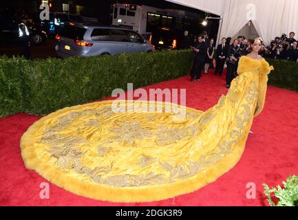 Rihanna beim Besuch des Metropolitan Museum of Art Met Gala, in New York City, USA. (Obligatorisches Guthaben: Doug Peters/EMPICS Entertainment) Stockfoto