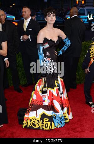 Katy Perry besuchte das Metropolitan Museum of Art Met Gala in New York City, USA. (Obligatorisches Guthaben: Doug Peters/EMPICS Entertainment) Stockfoto