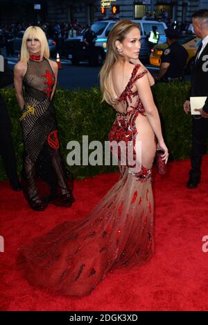 Jennifer Lopez beim Metropolitan Museum of Art Met Gala, in New York City, USA. (Obligatorisches Guthaben: Doug Peters/EMPICS Entertainment) Stockfoto