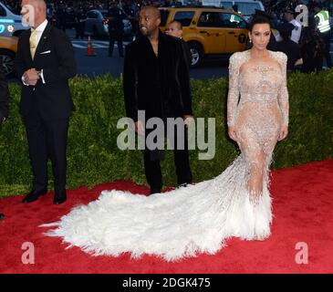 Kim Kardashian und Kanye West besuchen die Metropolitan Museum of Art Met Gala in New York City, USA. (Obligatorisches Guthaben: Doug Peters/EMPICS Entertainment) Stockfoto