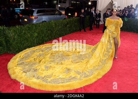 Rihanna beim Besuch des Metropolitan Museum of Art Met Gala, in New York City, USA. (Obligatorisches Guthaben: Doug Peters/EMPICS Entertainment) Stockfoto