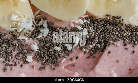 Gesundes Frühstück mit Joghurt und Hafergranola, Bananen und chia in der Schüssel. Köstliche Smoothie-Schüssel. Vegane Rohkost. Selektiver Fokus. Makro Stockfoto