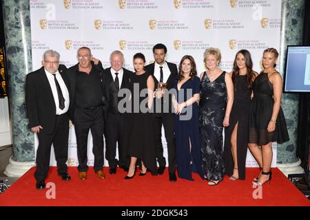 Stuart Blackburn mit Les Dennis, Brooke Vincent und dem Coronation Street Production Team mit der BAFTA für Television Soap und Continuing Drama bei den House of Fraser British Academy Television Awards im Theatre Royal, London (Pflichtangabe: Doug Peters/EMPICS Entertainment) Stockfoto