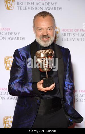 Graham Norton mit dem BAFTA für Comedy und Comedy Entertainment Programm die Graham Norton Show Backstage bei den House of Fraser British Academy Television Awards im Theatre Royal, London (Pflichtangabe: Doug Peters/EMPICS Entertainment) Stockfoto