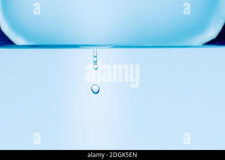 Auf dem Kopf Detail von Wassertropfen fallen aus Glas Wasser in freien Raum isoliert auf weißem Hintergrund Stockfoto