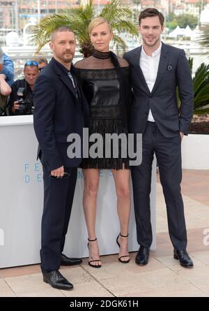 Tom Hardy, Charlize Theron und Nicholas Hoult beim Besuch der Fotoschau Mad Max: Fury Road, die während des 68. Festival de Cannes im Palais Du Festival in Frankreich stattfindet. (Obligatorisches Guthaben: Doug Peters/EMPICS Entertainment) Stockfoto