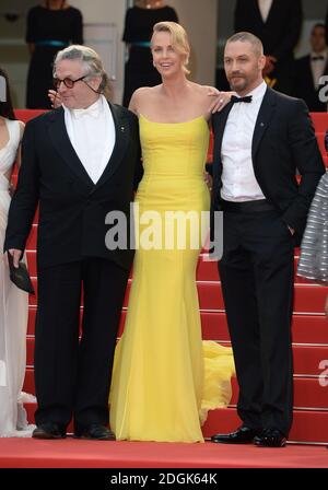 George Miller, Charlize Theron und Tom Hardy bei der Premiere von Mad Max: Fury Road, die während des 68. Festivals von Cannes im Grand Theatre Lumiere, Palais des Festivals, Cannes, Frankreich stattfindet (obligatorische Gutschrift: Doug Peters/EMPICS Entertainment) Stockfoto