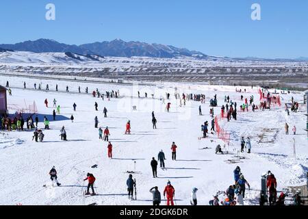 Besucher fahren im Silkroad Resort in Urumqi, nordwestlich der autonomen Region Xinjiang Uiguren, Ski, 21. November 2020. Stockfoto