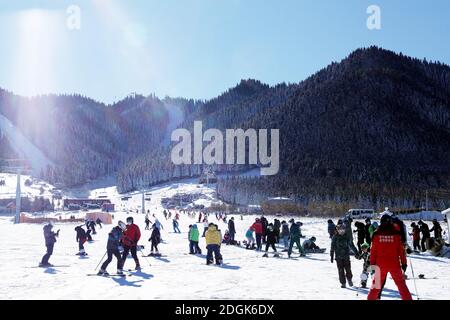 Besucher fahren im Silkroad Resort in Urumqi, nordwestlich der autonomen Region Xinjiang Uiguren, Ski, 21. November 2020. Stockfoto