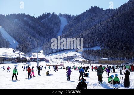 Besucher fahren im Silkroad Resort in Urumqi, nordwestlich der autonomen Region Xinjiang Uiguren, Ski, 21. November 2020. Stockfoto