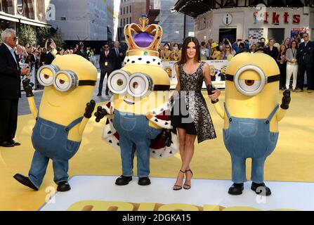 Sandra Bullock mit den Minions Bob, Kevin und Stuart bei der Minions UK Film Premiere im Odeon Kino Leicester Square, London (obligatorische Gutschrift: DOUG PETERS/ EMPICS Entertainment) Stockfoto