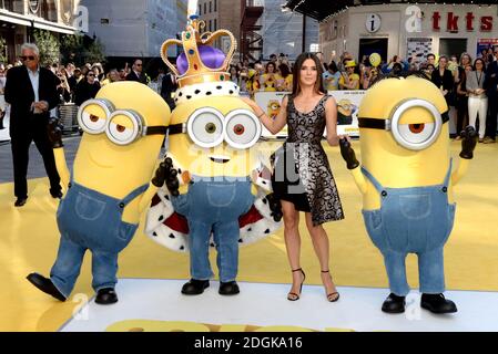 Sandra Bullock mit den Minions Bob, Kevin und Stuart bei der Minions UK Film Premiere im Odeon Kino Leicester Square, London (obligatorische Gutschrift: DOUG PETERS/ EMPICS Entertainment) Stockfoto