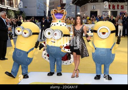 Sandra Bullock mit den Minions Bob, Kevin und Stuart bei der Minions UK Film Premiere im Odeon Kino Leicester Square, London (obligatorische Gutschrift: DOUG PETERS/ EMPICS Entertainment) Stockfoto