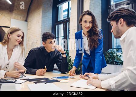 Geschäftsleute, die sich an der Rezeption unterhalten Stockfoto