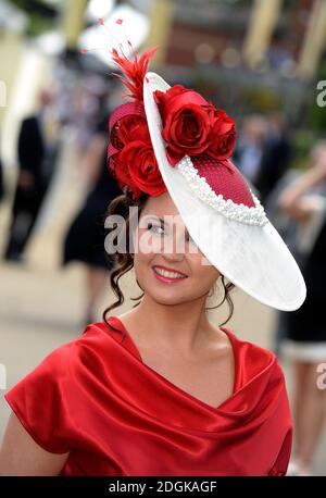 Eine weibliche Rennfahrerin am Ladies Day, am dritten Tag des Royal Ascot Meetings 2015 auf der Ascot Racecourse, Berkshire. Stockfoto