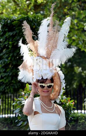 Eine weibliche Rennfahrerin am Ladies Day, am dritten Tag des Royal Ascot Meeting 2015 auf der Ascot Racecourse, Berkshire. Stockfoto