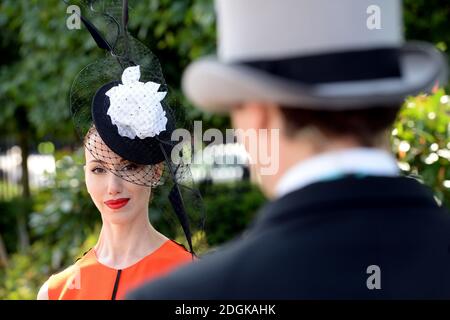 Eine weibliche Rennfahrerin am Ladies Day, am dritten Tag des Royal Ascot Meeting 2015 auf der Ascot Racecourse, Berkshire. Stockfoto