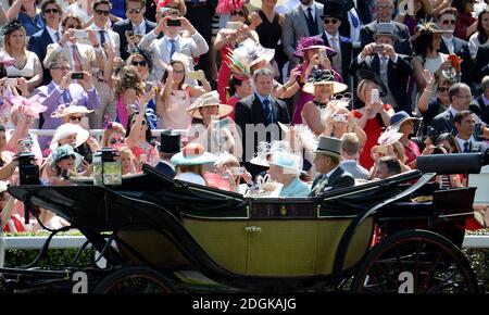 Rennfahrer sehen sich an, als Queen Elizabeth II. Und Philip, Duke of Edinburgh, am Ladies Day, während des dritten Tages des Royal Ascot Meetings 2015 auf der Ascot Racecourse, Berkshire, ankommen. Stockfoto