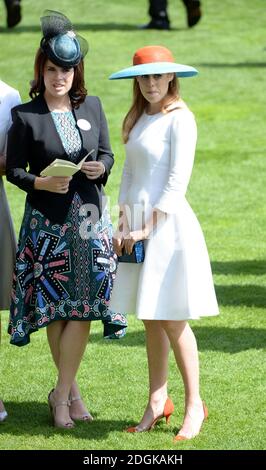 Prinzessin Beatrice und Prinzessin Eugenie (links) während des Ladies Day, am dritten Tag des Royal Ascot Meeting 2015 auf der Ascot Racecourse, Berkshire. (Obligatorisches Guthaben: DOUG PETERS/EMPICS Entertainment) Stockfoto