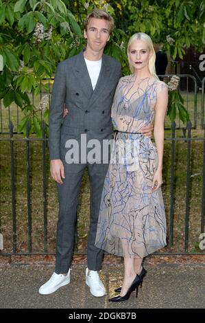 Poppy Delevingne und James Cook bei der Serpentine Gallery Summer Party, Hyde Park, London. Stockfoto