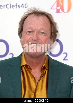 Mark King nimmt an den Nordaff Robbins O2 Silver Clef Awards 2015 Teil, die im Grosvenor House Hotel, Park Lane, London, verliehen werden. (Obligatorisches Guthaben: DOUG PETERS/EMPICS Entertainment) Stockfoto