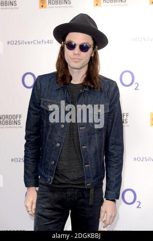 James Bay nimmt an den Nordaff Robbins O2 Silver Clef Awards 2015 Teil, die im Grosvenor House Hotel, Park Lane, London, verliehen werden. (Obligatorisches Guthaben: DOUG PETERS/EMPICS Entertainment) Stockfoto