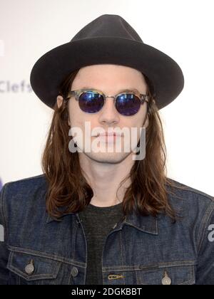 James Bay nimmt an den Nordaff Robbins O2 Silver Clef Awards 2015 Teil, die im Grosvenor House Hotel, Park Lane, London, verliehen werden. (Obligatorisches Guthaben: DOUG PETERS/EMPICS Entertainment) Stockfoto