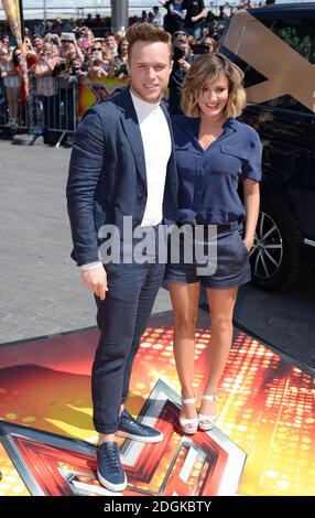 Caroline Flack und Olly Murs kommen bei den X Factor Auditions in der SSE Arena in London an. Foto-Kredit sollte Doug Peters / EMPICS Entertainment lesen Stockfoto