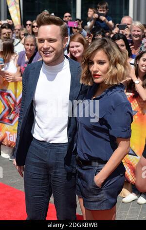 Caroline Flack und Olly Murs kommen bei den X Factor Auditions in der SSE Arena in London an. Foto-Kredit sollte Doug Peters / EMPICS Entertainment lesen Stockfoto