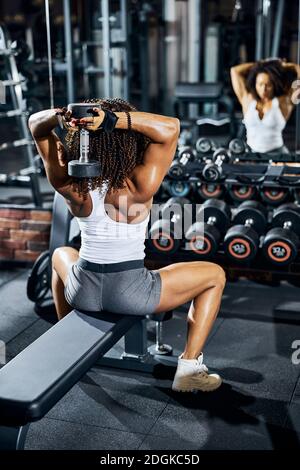 Bodybuilderin vor dem Spiegel Stockfoto