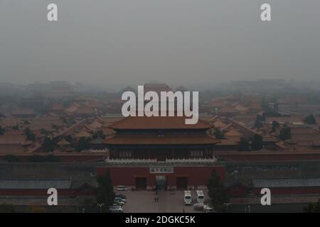 --FILE--Blick nach unten aus Wanchun Pavillon im Jingshan Park, die Verbotene Stadt ist in Smog gehüllt, und die gelbe Warnung für schwere Luftverschmutzung ist s Stockfoto
