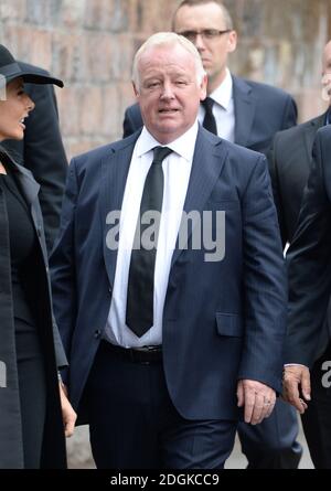 Les Dennis Ankunft am Beerdigung von Cilla Black, St Marys Church, Liverpool. Bildnachweis sollte lauten: Doug Peters EMPICS Entertainment Stockfoto