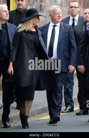 Carol Vorderman und Les Dennis bei der Ankunft in der Beerdigung von Cilla Black, St Marys Church, Liverpool. Bildnachweis sollte lauten: Doug Peters EMPICS Entertainment Stockfoto