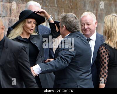 Carol Vorderman und Les Dennis bei der Ankunft in der Beerdigung von Cilla Black, St Marys Church, Liverpool. Bildnachweis sollte lauten: Doug Peters EMPICS Entertainment Stockfoto