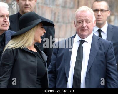 Carol Vorderman und Les Dennis bei der Ankunft in der Beerdigung von Cilla Black, St Marys Church, Liverpool. Bildnachweis sollte lauten: Doug Peters EMPICS Entertainment Stockfoto