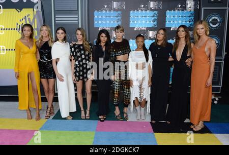 Gigi Hadid, Martha Hunt, Hailee Steinfeld, Cara Delevingne, Selena Gomez, Taylor Swift, Serayah McNeill, Lily Aldridge, Mariska Hargitay und Karlie Kloss kommen auf dem roten Teppich bei den MTV Video Music Awards 2015 im Microsoft Theater, Los Angeles. Bild Kredit sollte Doug Peters / EMPICS Entertainment lesen Stockfoto