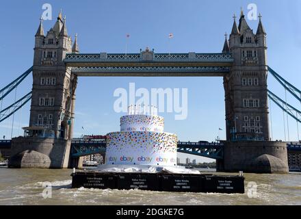 EBay feierte seinen 20. Geburtstag, indem er einen 6m hohen Kuchen, größer als ein Doppeldeckerbus, mit 20 Kerzen auf der Oberseite, die Themse in London von Greenwich nach Battersea hinunter schwebt. Sie führte an berühmten Londoner Wahrzeichen wie Tower Bridge, O2, London Eye, Walkie Talkie Building, Shard und Battersea Power Station vorbei. Stockfoto