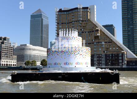 EBay feierte seinen 20. Geburtstag, indem er einen 6m hohen Kuchen, größer als ein Doppeldeckerbus, mit 20 Kerzen auf der Oberseite, die Themse in London von Greenwich nach Battersea hinunter schwebt. Sie führte an berühmten Londoner Wahrzeichen wie Tower Bridge, O2, London Eye, Walkie Talkie Building, Shard und Battersea Power Station vorbei. Stockfoto