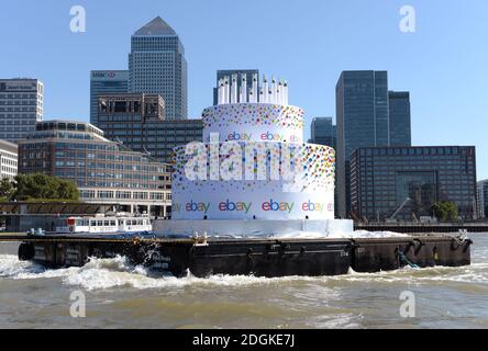 EBay feierte seinen 20. Geburtstag, indem er einen 6m hohen Kuchen, größer als ein Doppeldeckerbus, mit 20 Kerzen auf der Oberseite, die Themse in London von Greenwich nach Battersea hinunter schwebt. Sie führte an berühmten Londoner Wahrzeichen wie Tower Bridge, O2, London Eye, Walkie Talkie Building, Shard und Battersea Power Station vorbei. Stockfoto