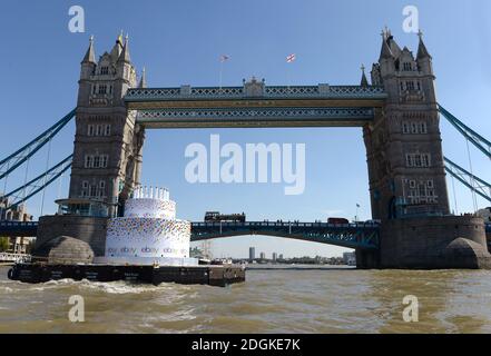 EBay feierte seinen 20. Geburtstag, indem er einen 6m hohen Kuchen, größer als ein Doppeldeckerbus, mit 20 Kerzen auf der Oberseite, die Themse in London von Greenwich nach Battersea hinunter schwebt. Sie führte an berühmten Londoner Wahrzeichen wie Tower Bridge, O2, London Eye, Walkie Talkie Building, Shard und Battersea Power Station vorbei. Stockfoto